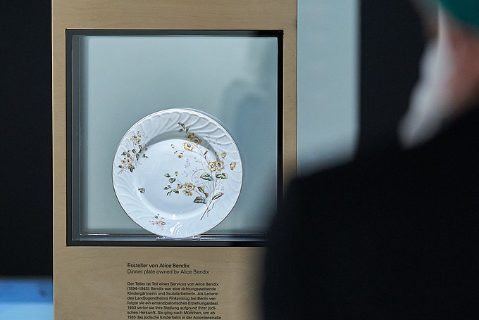 Ein Hut, ein Teller, eine Marionette – persönliche Dinge erzählen jüdische Lebensgeschichten